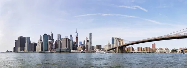 Vista panorâmica na Ponte do Brooklyn e horizonte de Manhattan, EUA — Fotografia de Stock