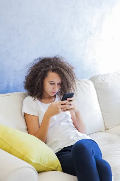Tiener meisje met mobiele telefoon — Stockfoto