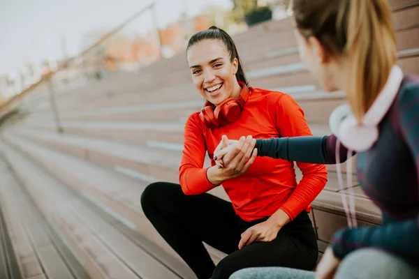 Två attraktiva kvinnliga löpare tar paus efter jogging utomhus — Stockfoto