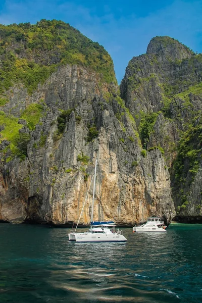 Maya Bay at Phi Phi archipelago in Thailand — Stock Photo, Image