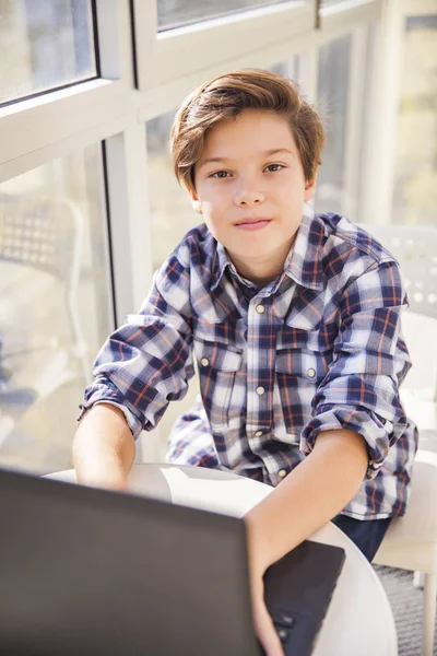 Adolescente chico usando laptop por ventana — Foto de Stock