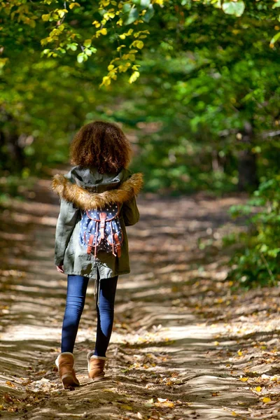 Tiener meisje in herfst bos — Stockfoto