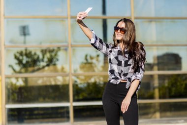 Çekici genç kadın alarak selfie