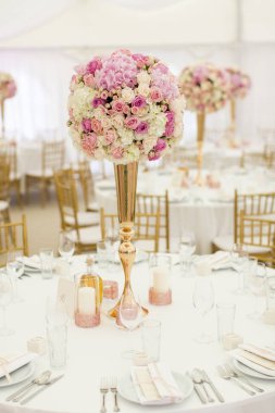 Çiçekli düğün süsü.