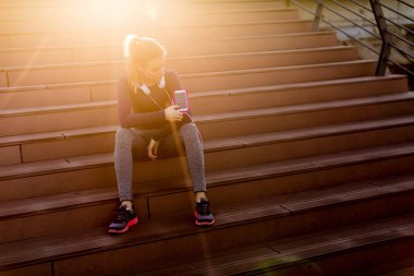 Çekici kadın koşucu koşu sonra mola 