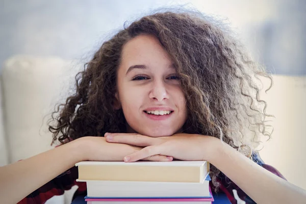 Adolescente reposant sur des livres — Photo