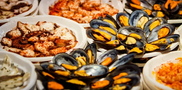 Frische Meeresfrüchte auf dem Fischmarkt in Madrid, Spanien — Stockfoto