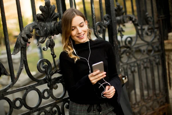 Mujer joven escuchando música al aire libre —  Fotos de Stock