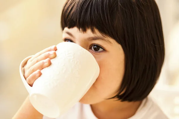 Niña bebiendo leche o té — Foto de Stock