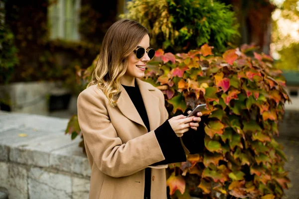 Giovane donna con cellulare — Foto Stock