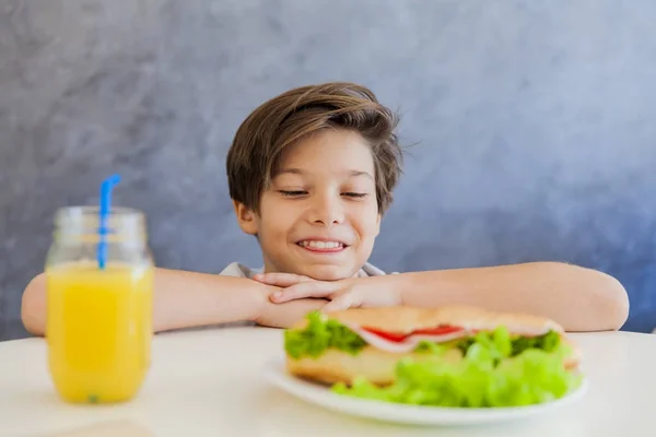 Мальчик-подросток завтракает дома — стоковое фото