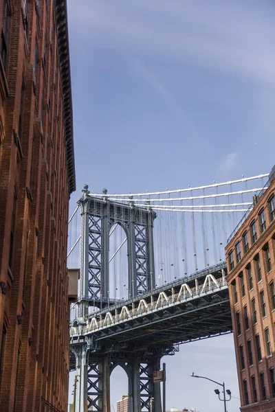 Brick wall buildings and Manhattan Bridge — Stock Photo, Image