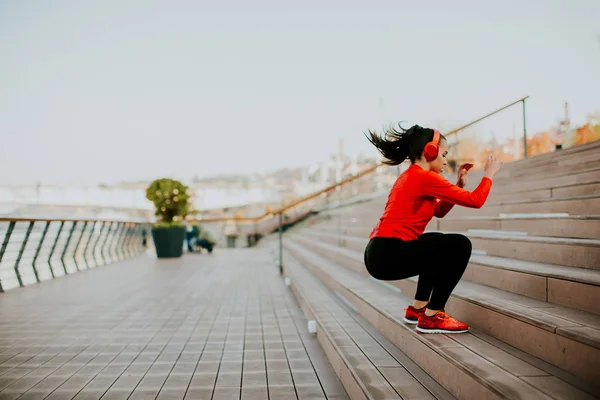 Giovane donna esercizio al di fuori — Foto Stock