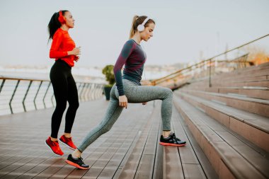 Kişisel bir eğitmen ile egzersiz çekici kadın 