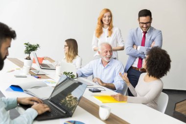 Ofiste çalışan çok ırklı genç iş adamları