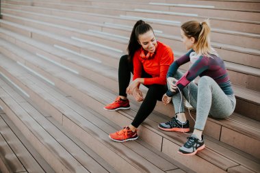 İki genç kadın çalıştırdıktan sonra dinlenme