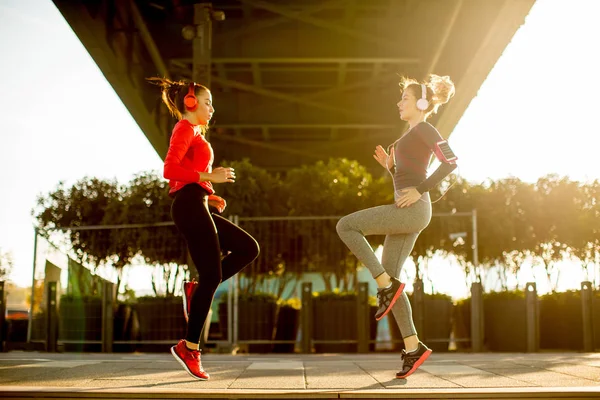 Attraktiv kvinna träning med en personlig tränare — Stockfoto