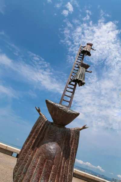 Szukając przyczyny statua w Puerto Vallarta, Meksyk — Zdjęcie stockowe