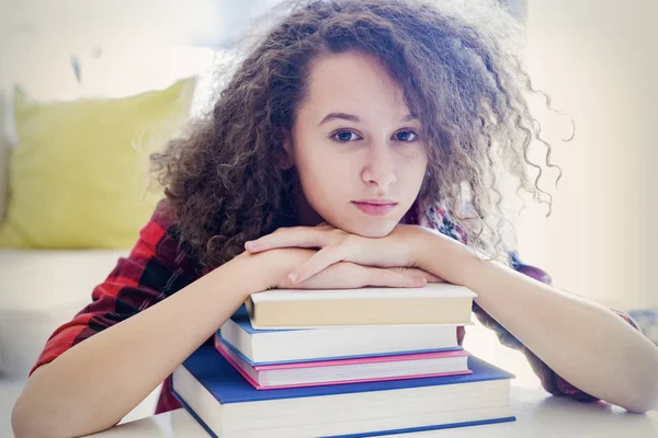 Tiener meisje rusten op boeken — Stockfoto