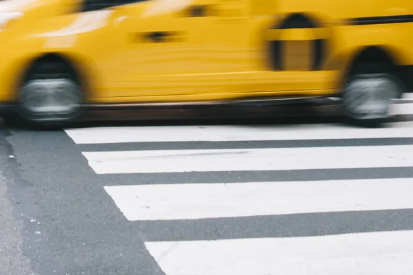 Abstrakte Unschärfe urbaner Straßenszenen mit einem gelben Taxi — Stockfoto