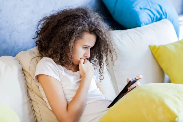Adolescente chica descansando y usiing tableta digital — Foto de Stock