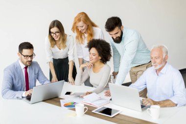 Neşeli çok ırklı iş takım iş yerinizde modern ofis