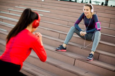 Kişisel bir eğitmen ile egzersiz çekici kadın