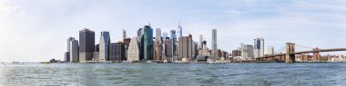 Brooklyn Köprüsü'nün görünüm ve Manhattan siluetinin panoramik manzaraya