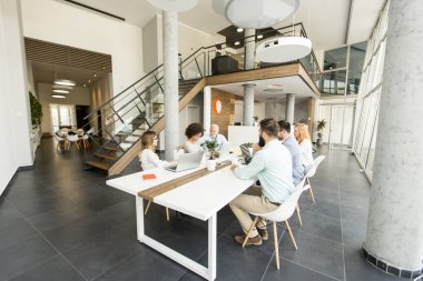 Ofiste iş adamları, görüntüleme