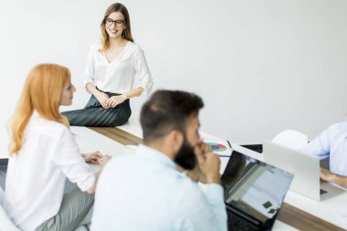Ofiste çalışan genç iş adamları