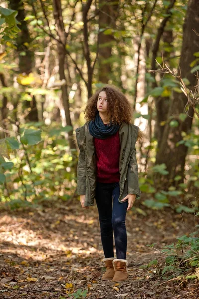 Teen flicka i höst skog — Stockfoto