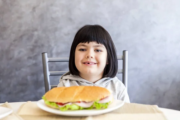 Retrato de una niña desayunando en casa — Foto de Stock