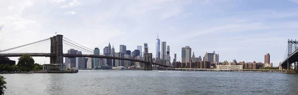 Vista panoramica sul ponte di Brooklyn e sullo skyline di Manhattan, Stati Uniti — Foto Stock