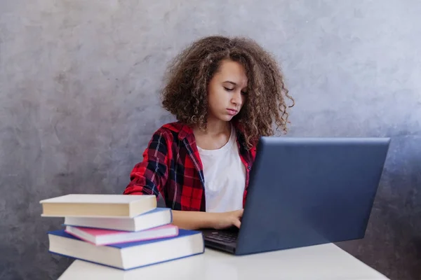 Lockiges Haar Teenie-Mädchen beim Internetsurfen auf dem Laptop zu Hause — Stockfoto