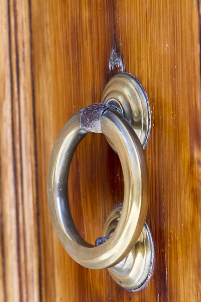 Régi díszített ajtón kopogtató — Stock Fotó