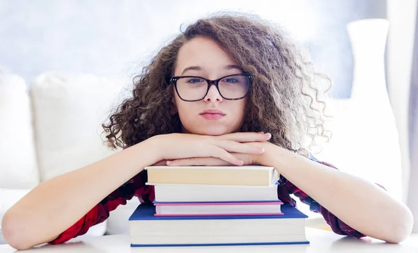 Teenie-Mädchen ruht sich auf Büchern aus — Stockfoto