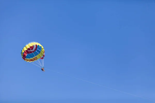 Unidentified people parasailing at Beldibi — Stock Photo, Image