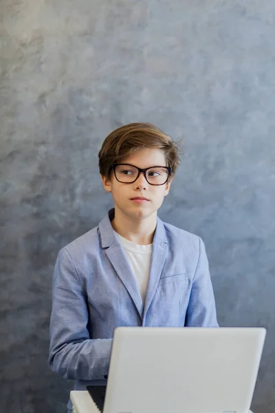 Teen chłopiec za pomocą laptopa — Zdjęcie stockowe