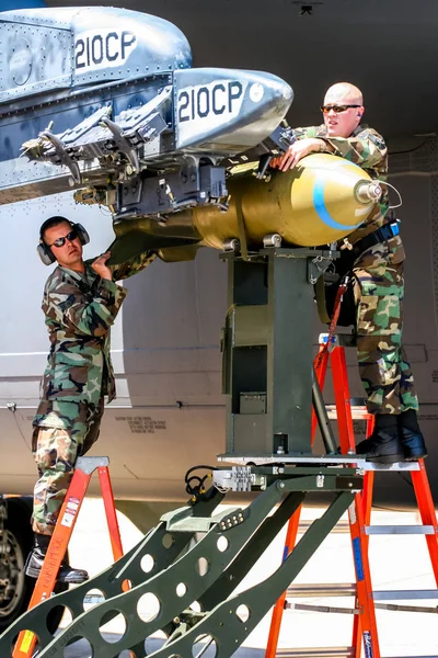 Carga de bombas en bombardero B-52 —  Fotos de Stock