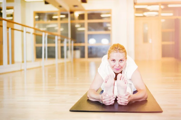 Vrouw die yoga beoefent — Stockfoto