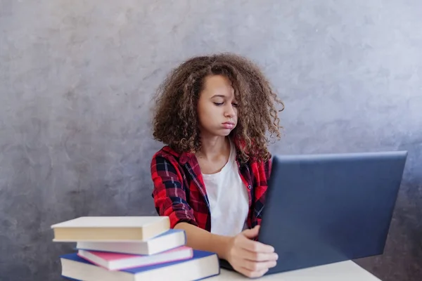 Capelli ricci teen ragazza websurfing internet sul computer portatile — Foto Stock