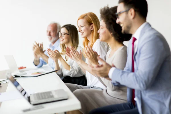 Jóvenes empresarios multirraciales — Foto de Stock