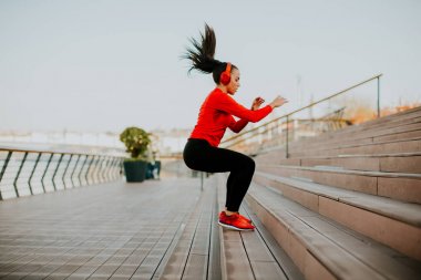 Genç kadın dışında atlama egzersiz