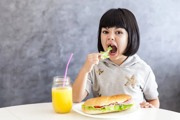 Retrato de una niña desayunando en casa — Foto de Stock