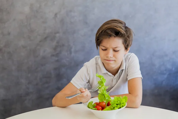 Lindo adolescente chico comer ensalada — Foto de Stock