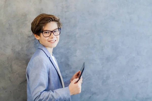 Αγόρι έφηβος schooler σε γυαλιά κατέχει Pc ταμπλετών — Φωτογραφία Αρχείου