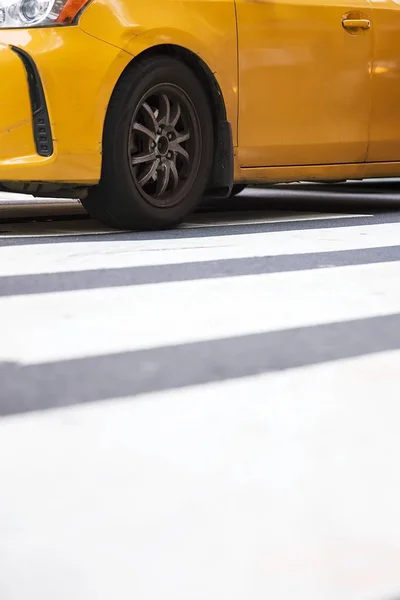 Abstrakte Unschärfe urbaner Straßenszenen mit einem gelben Taxi — Stockfoto