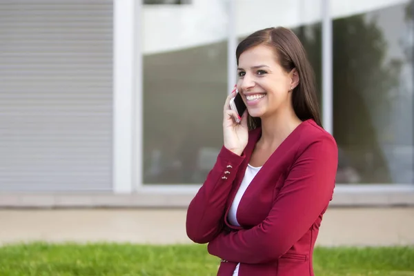 Mujer joven hablando por teléfono móvil —  Fotos de Stock