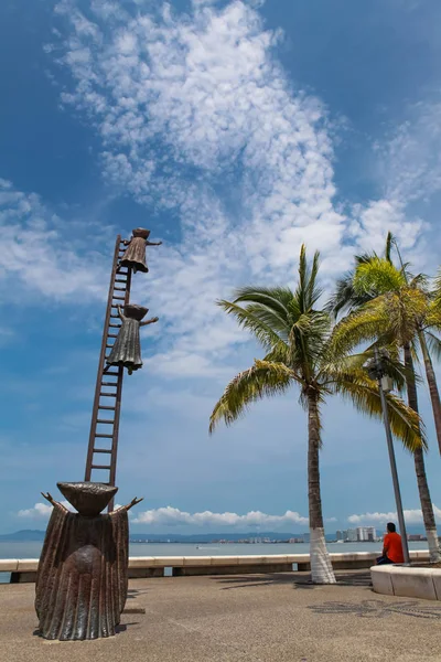 Buscando estatua de la razón en Puerto Vallarta, México — Foto de Stock