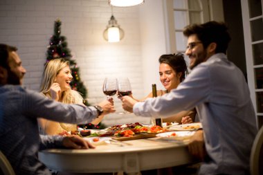 Bir grup genç insan yeni yıl kutlama